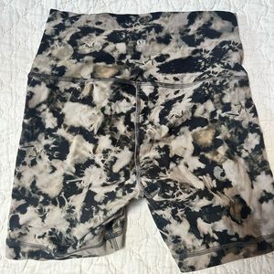 Lululemon bike shorts size 6